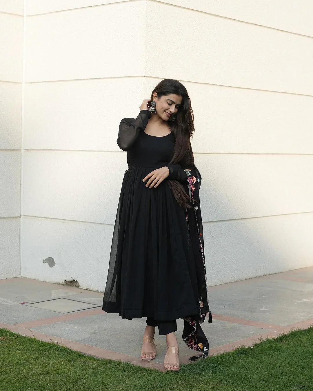 GEORGETTE BLACK COLOUR BACKLESS ANARKALI THREE PIECE SUIT